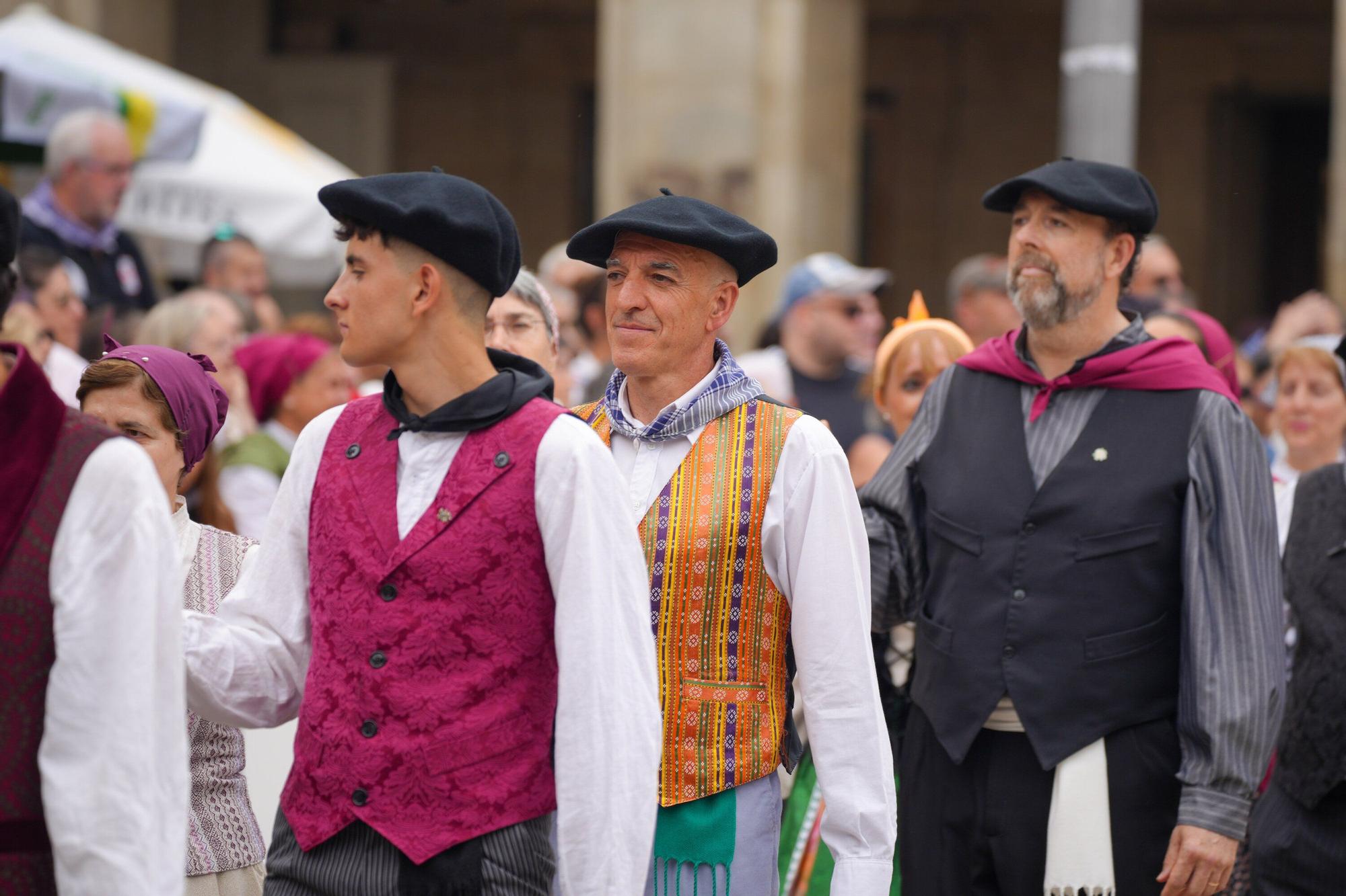 En imágenes: Los dantzaris se adueñan de la Plaza Nueva en el tradicional Zortziko