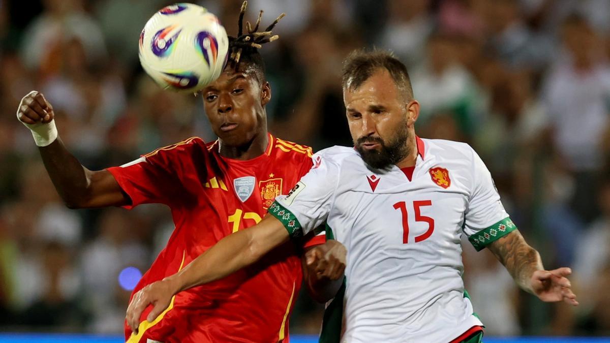 Nico Williams pugna por el balón con Vasil Panayotov.