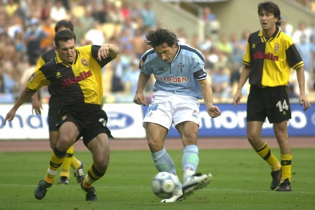 Mostovoi, que también jugó en el Alavés, lanza un tiro en la final de Copa de 2001 entre Celta y Zaragoza.