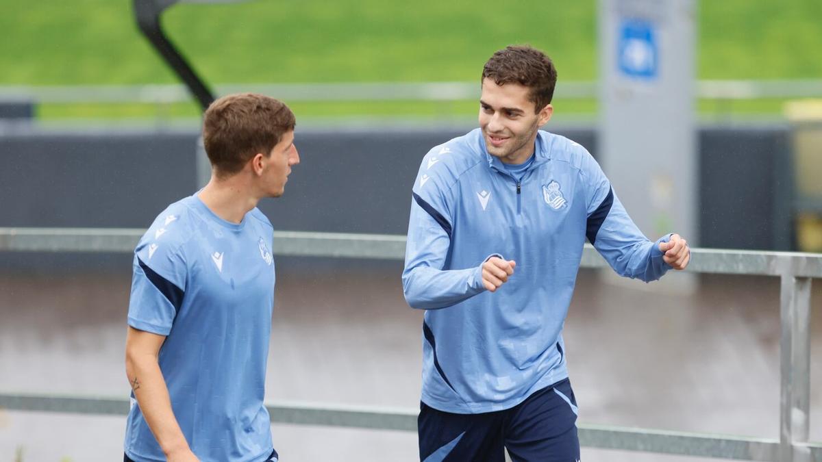 Aihen Muñoz y Arsen Zakharyan, antes de un entrenamiento en Zubieta.