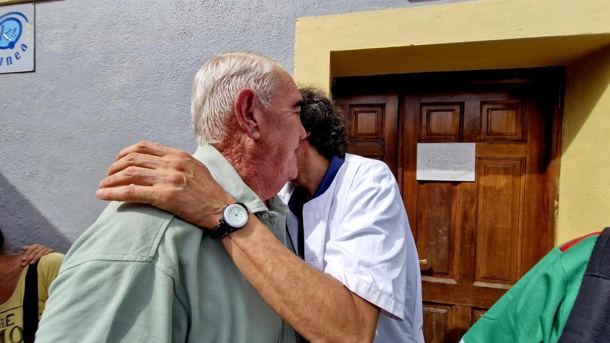 Turtzioz sale a la calle para arropar a su médico y contra su traslado