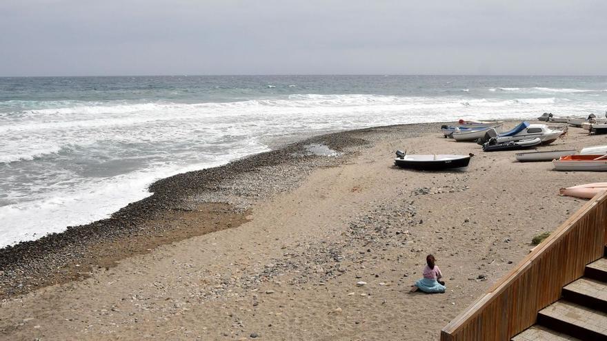 Hallan muerto a un joven con un golpe en la cabeza en una playa de Almería