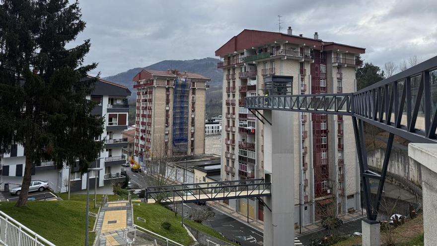 El barrio Floreaga de Azkoitia disfruta ya de su tercer ascensor