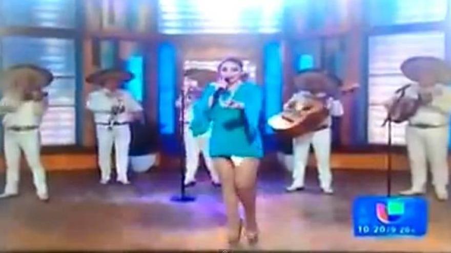 Embarazoso momento en el que a una cantante se le cae la compresa en plena actuación