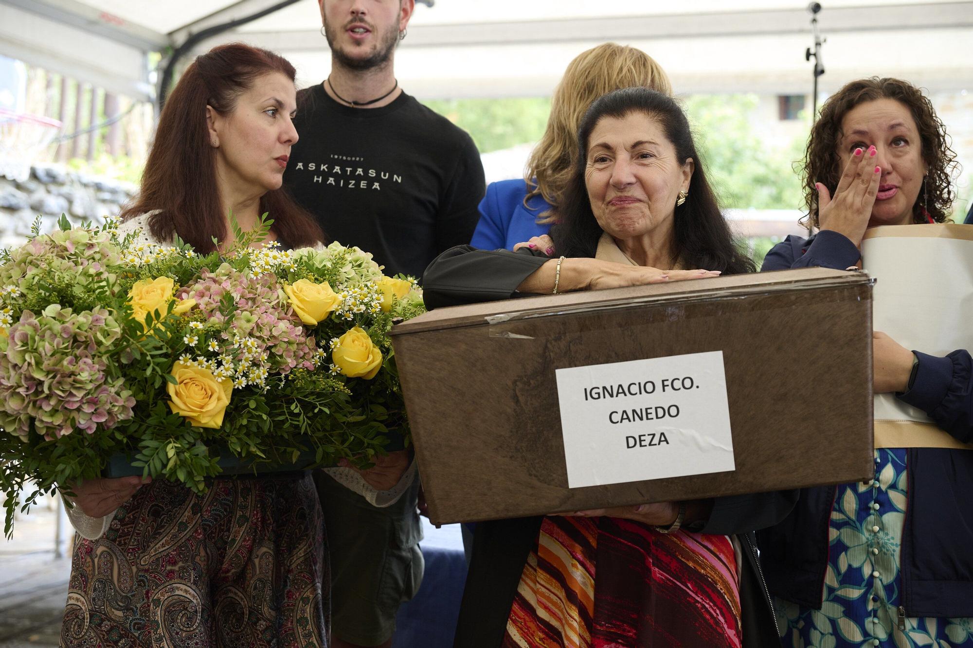 Ana Ollo entrega los restos del joven estadounidense fusilado a su familia en Berriozar