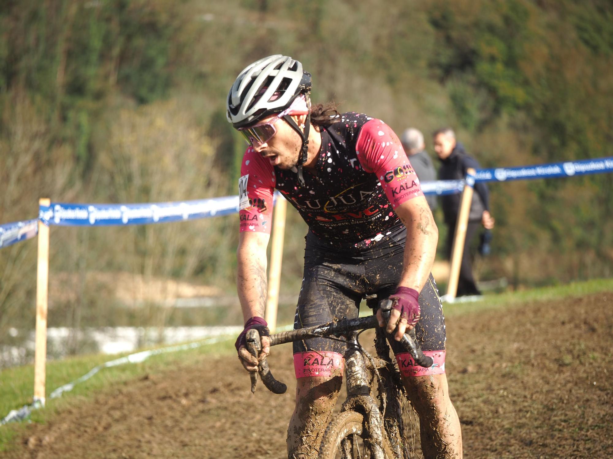 El barro se sumó al espectáculo de ciclocross en Elgoibar