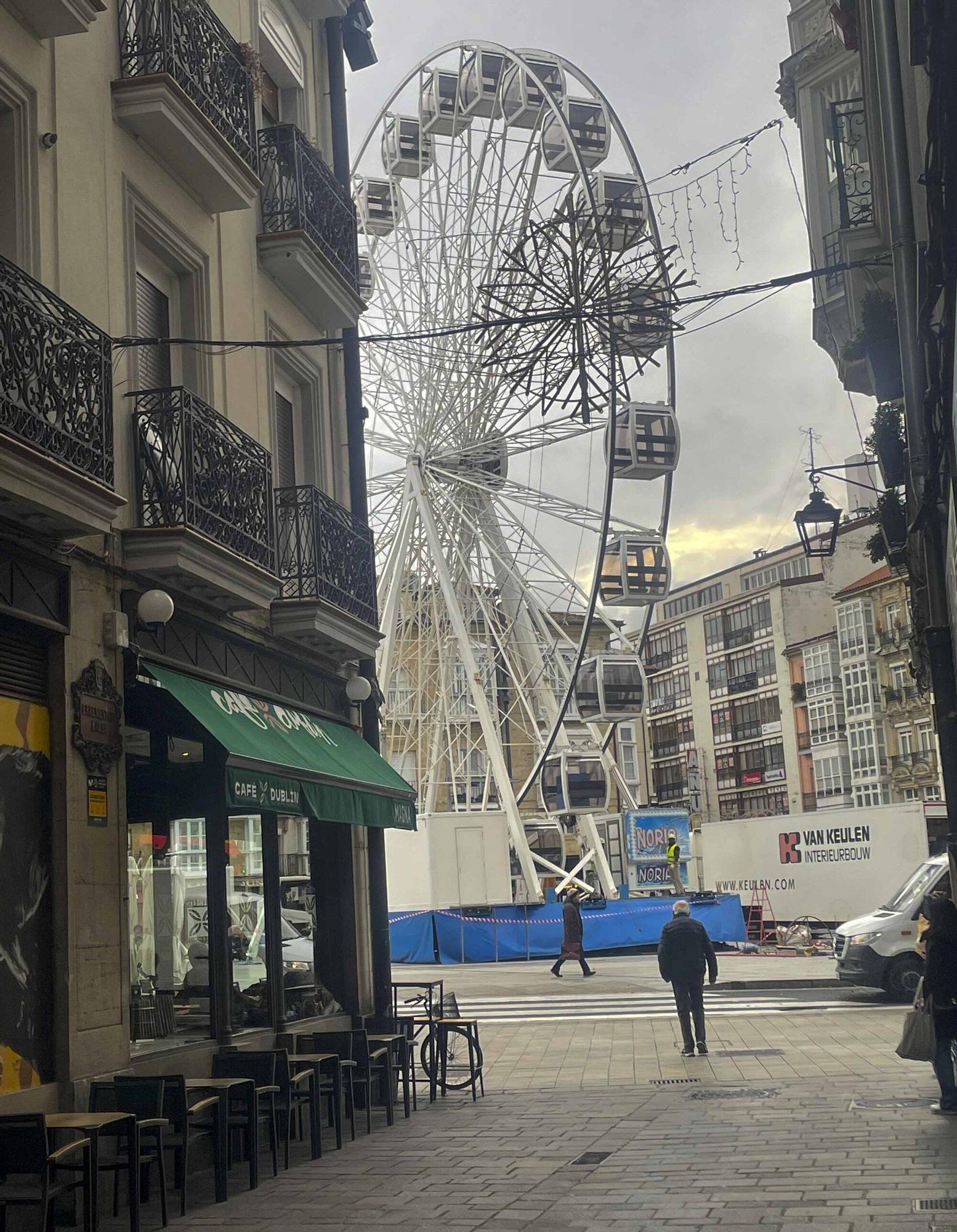 Una noria gigante en la plza de la Virgen Blanca es el principal reclamos navideño de este año en Vitoria