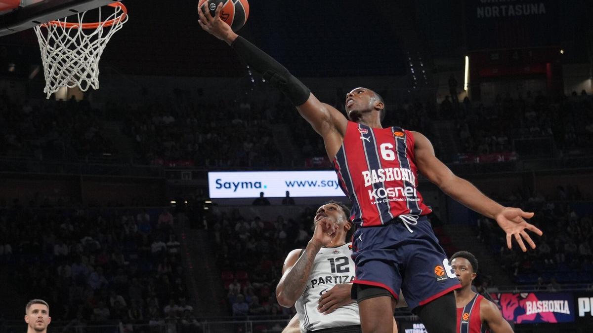Diallo intenta una bandeja ante el Partizan. Diallo intenta una bandeja ante el Partizan.