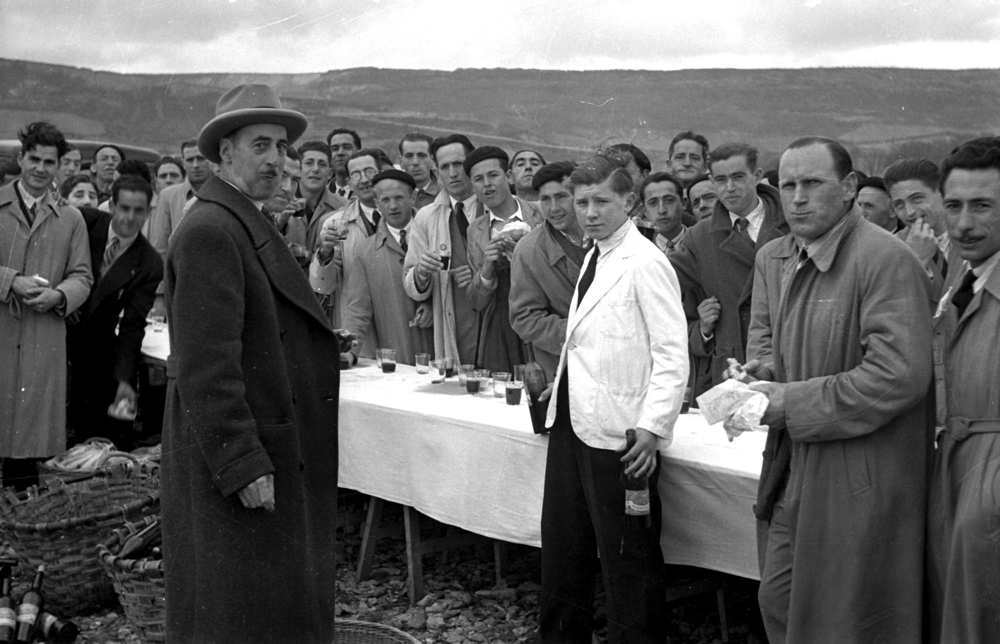 Almuerzo servido a los futuros vecinos de la Txantrea en la colocación de la primera piedra, año 1950.