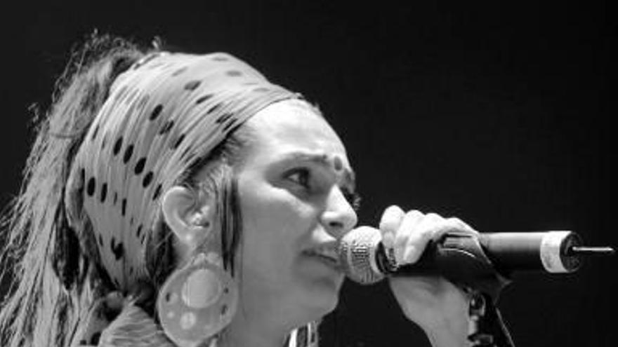 La cantante de Ojos de Brujo, en un concierto en Pamplona.