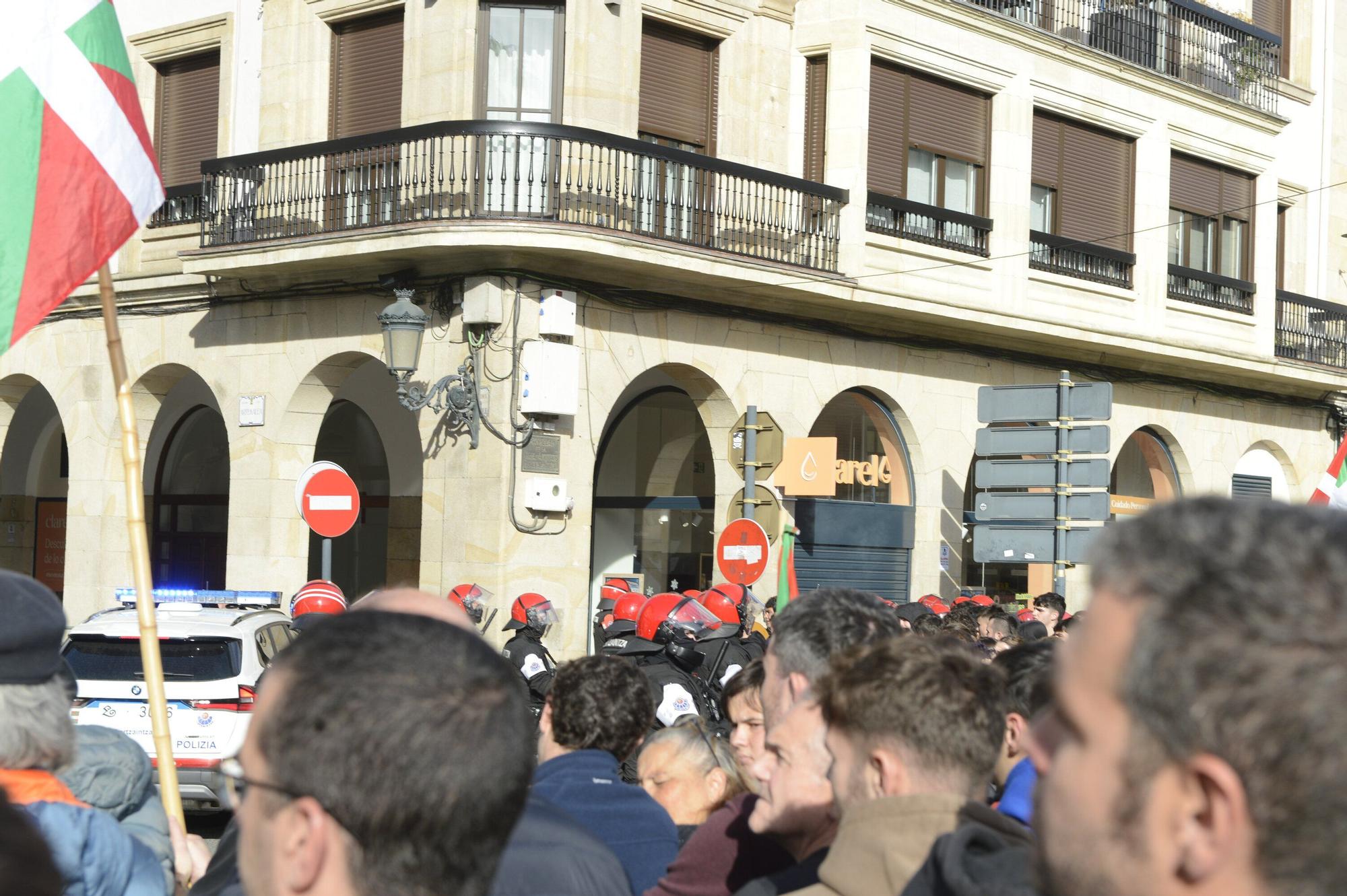 Protestas en Gernika por la visita de Felipe VI