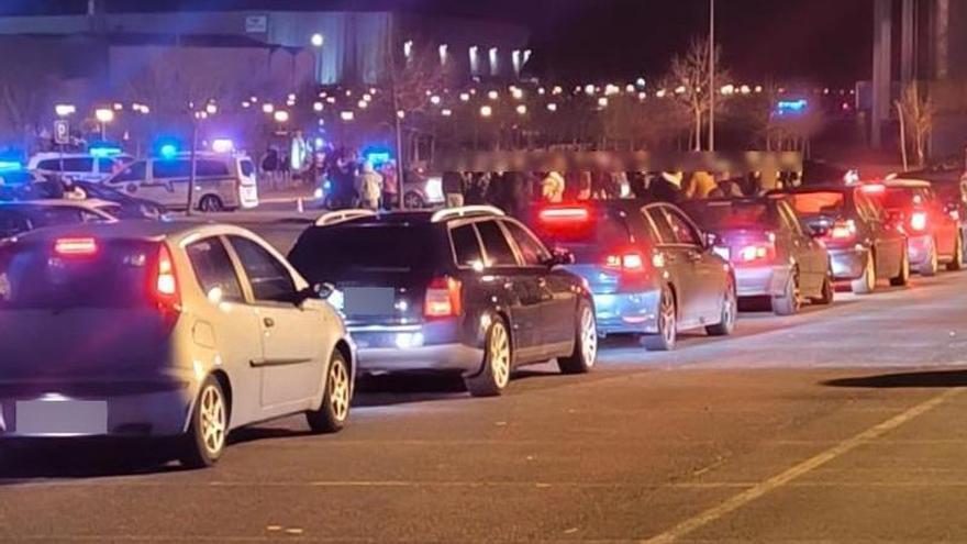 Más de cien vehículos identificados en una quedada para hacer carreras ilegales en el Buesa Arena