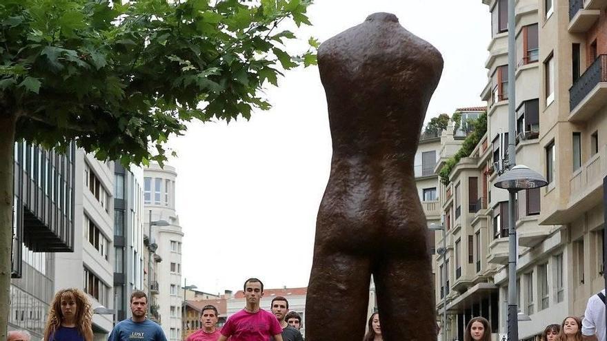 Un aurresku colectivo puso el broche de oro a la inauguración de la estatua.