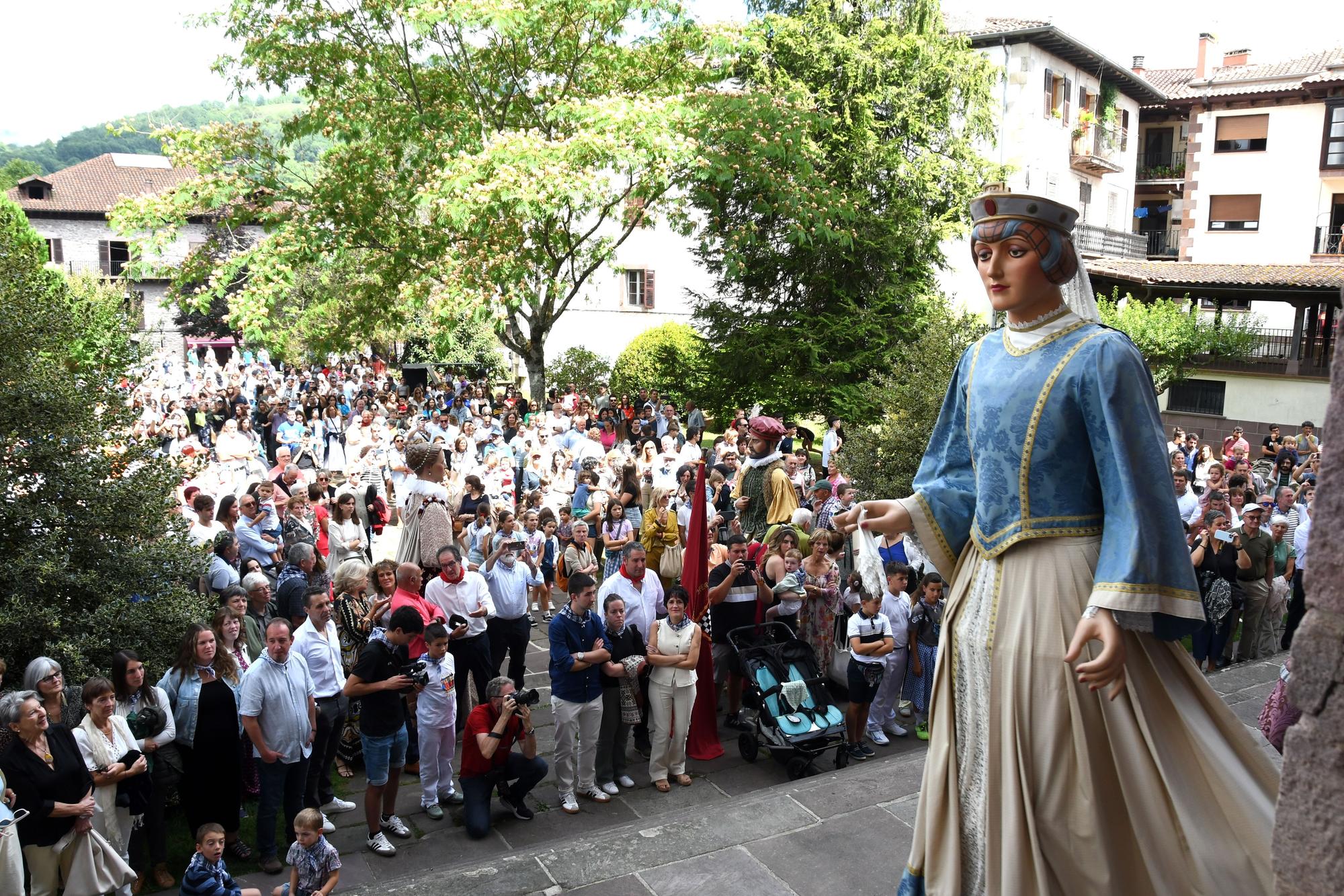 Elizondo celebra su día grande con bailes de gigantes y mutildantzak