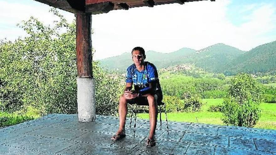 Oier Zearra se alejó en Kortezubi de la vorágine de su despedida en Galdakao.