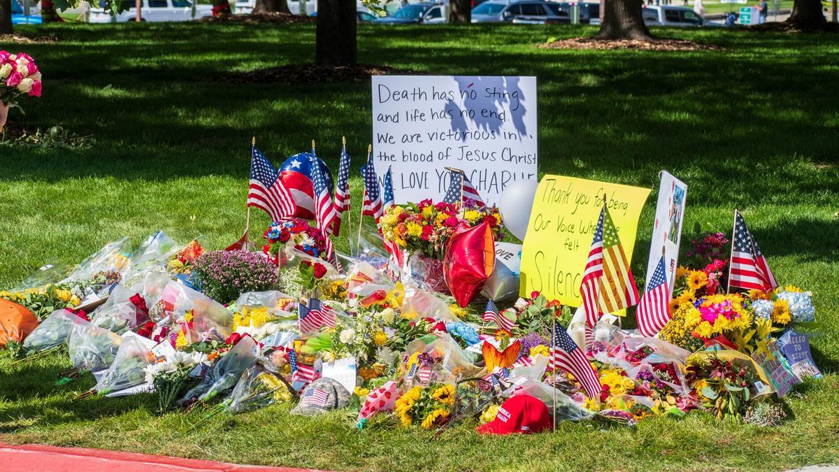 Altar en recuerdo de Charlie Kirk en la Universidad del Valle de Utah en Orem, donde fue asesinado.