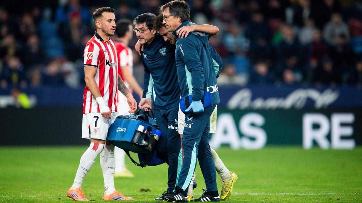 Robert Navarro se retira lesionado en el partido ante el Levante