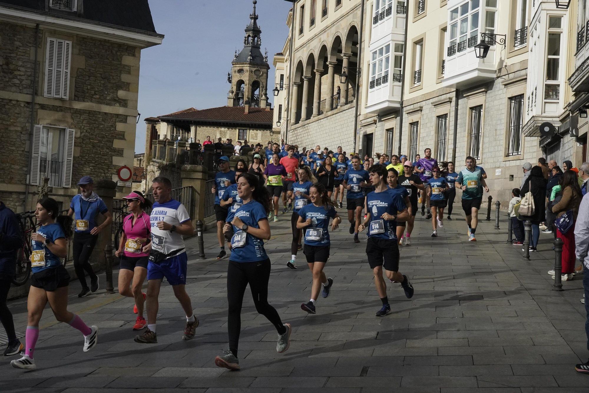 En imágenes: Miles de personas conquistan la Almendra de Gasteiz