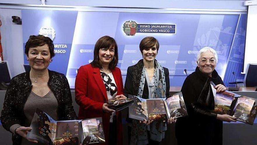 La viceconsejera de Comercio y Turismo, Itziar Epalza (2i); la directora de Basquetour, Arantza Madariaga (2d); la directora de Turismo, Mertxe Garmendia (i), y la escritora Toti Martínez de Lezea (d), posan antes de presentar la promoción turística que r