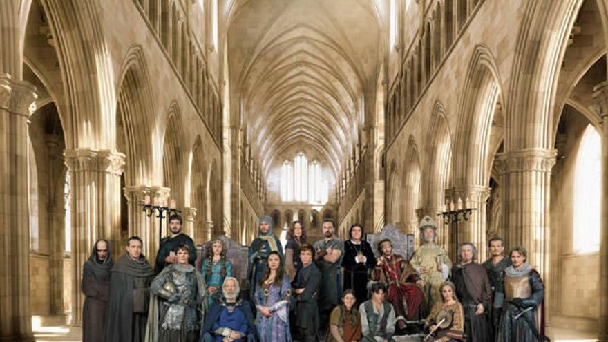 Foto promocional de &quot;Los Pilares de la Tierra&quot;, con sus principales protagonistas en un ambiente catedralicio.