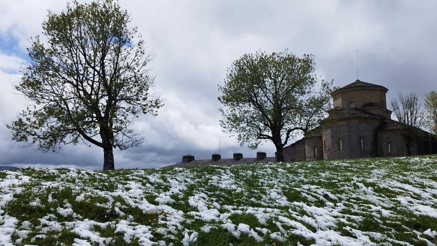 Jornada invernal en Navarra: nieve a 700 metros y más de 60 litros en el norte