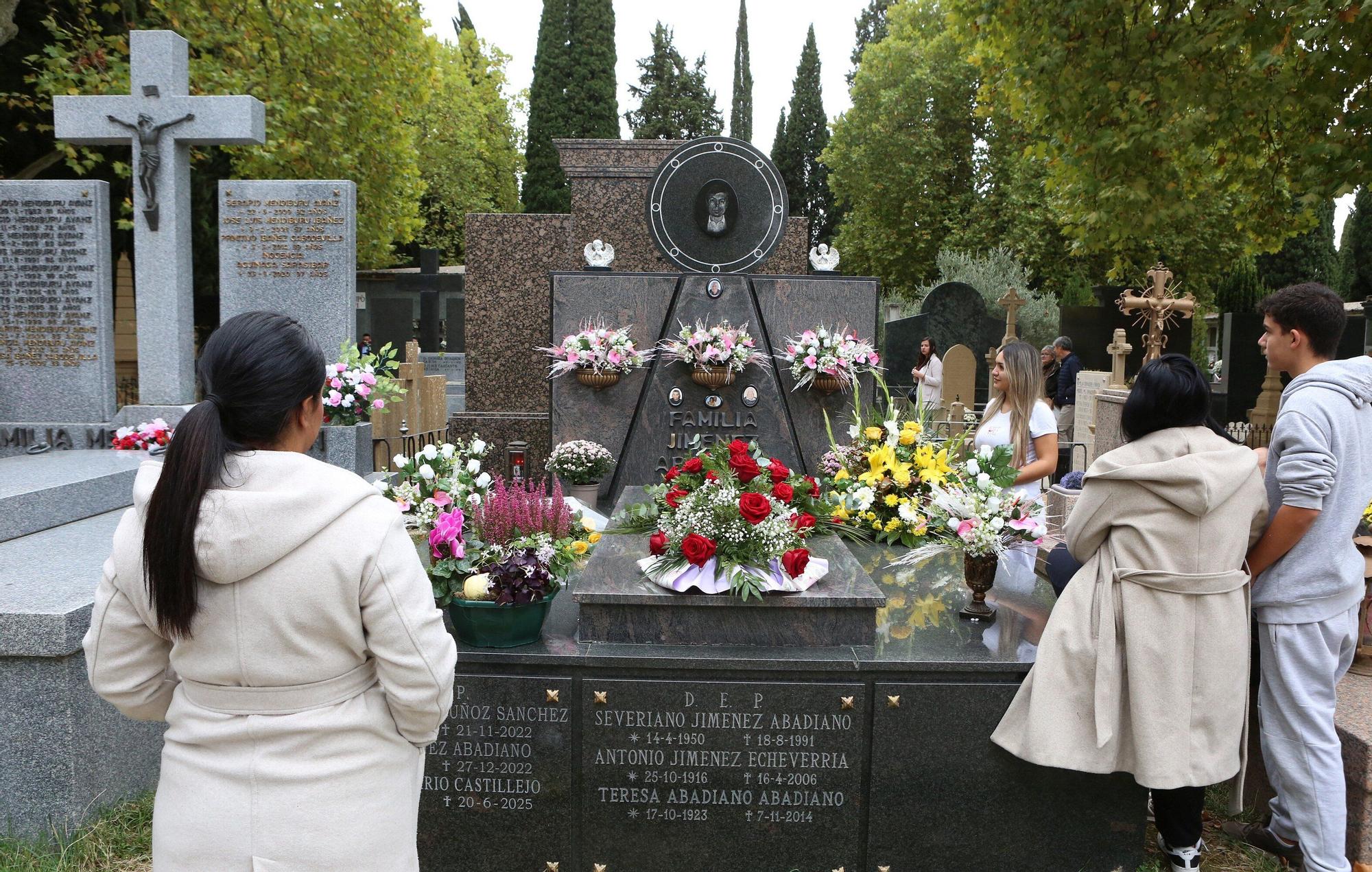 Miles de ciudadanos visitan a sus allegados en los cementerios de Navarra