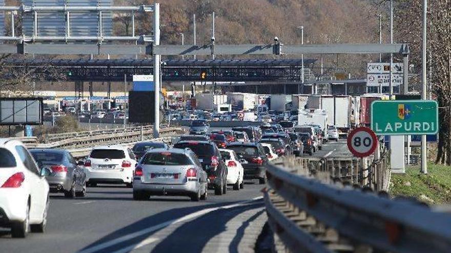 Retenciones de catorce kilómetros en la AP-8 hacia la muga