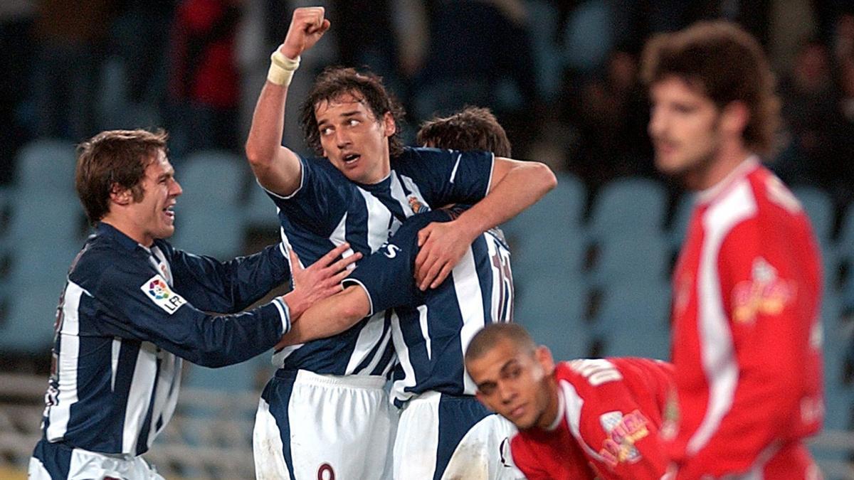 Mikel Alonso y Aranburu abrazan a Darko Kovacevic tras el decisivo gol del serbio ante el Sevilla (1-0), en la Liga 2004-05.