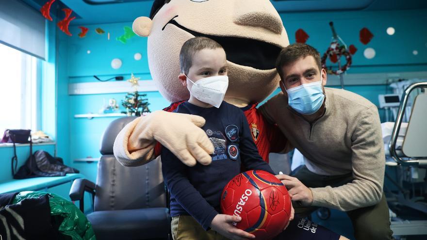 Jugadores de Osasuna visitan a los niños hospitalizados
