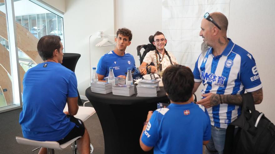 En imágenes: Firma de autógrafos del Deportivo Alavés en el BAKH