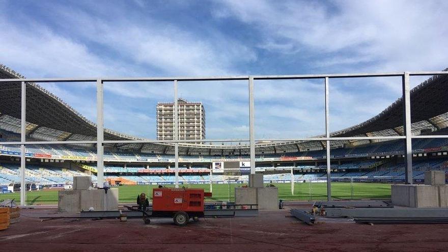 Instalado el soporte de la lona que cubrirá el Fondo Sur