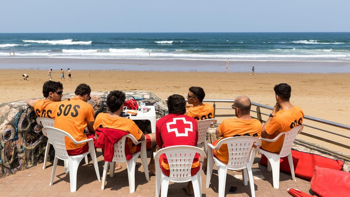 Barios socorristas vigilan una de las playas de Bizkaia