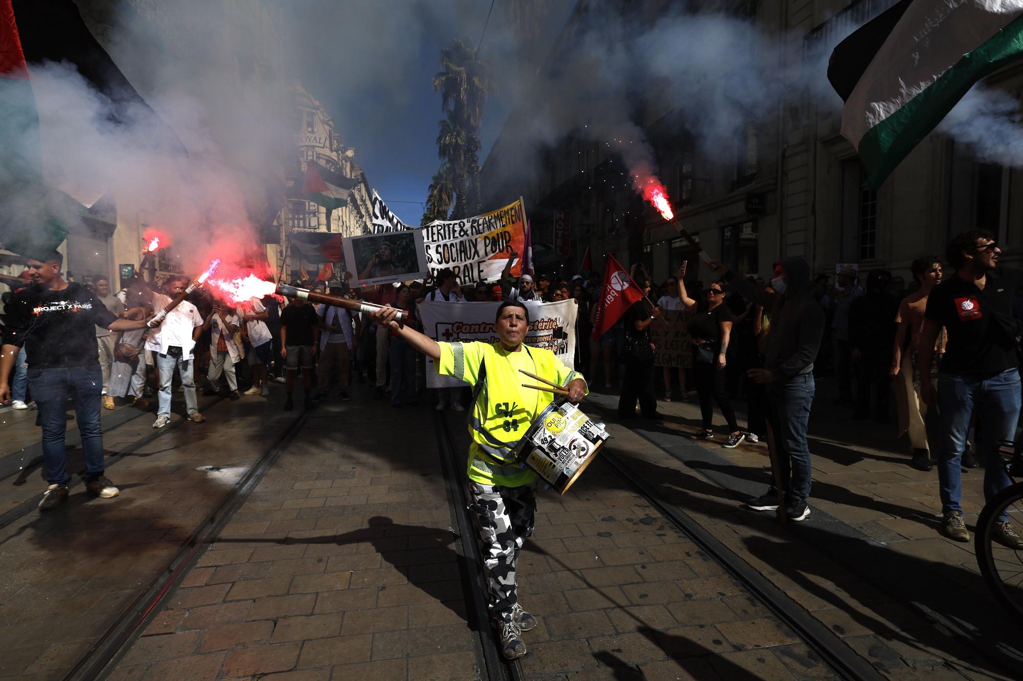 Casi 300 detenidos en una jornada de movilizaciones y bloqueos en Francia