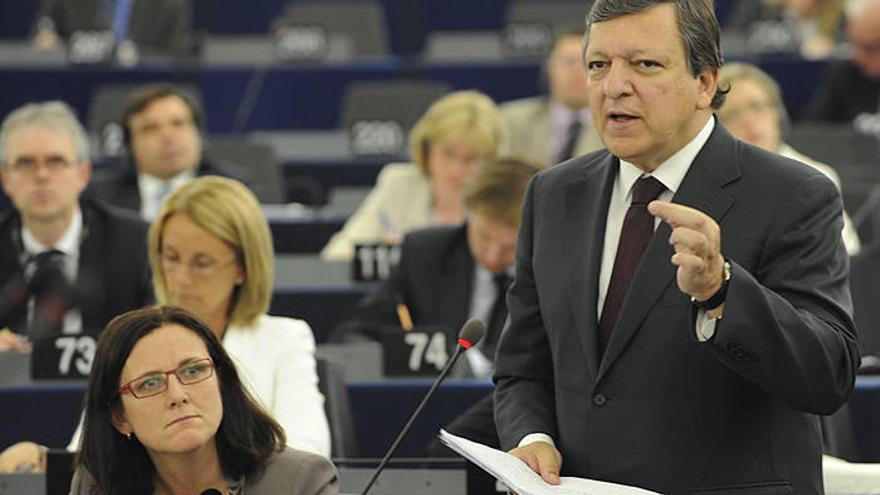 El presidente de la Comisión Europea, José Manuel Durao Barroso (dcha), interviene en un debate sobre las fronteras interiores en el Espacio Schengen ante la Eurocámara, en Estrasburgo (Francia).