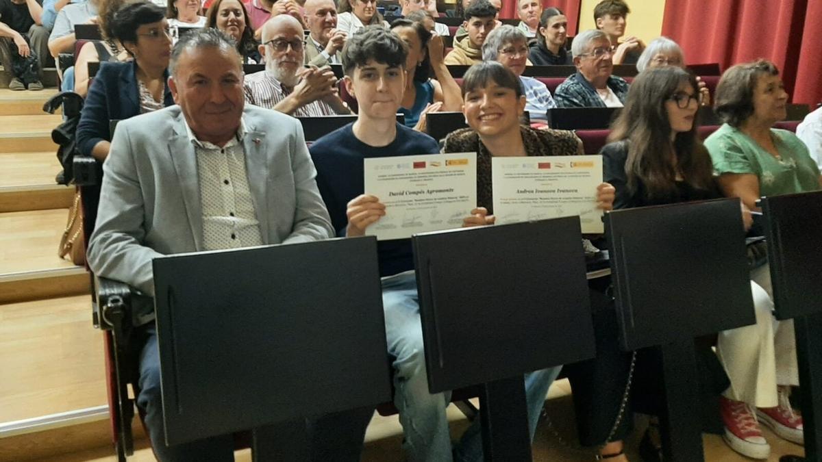 El profesor Santos, junto a los alumnos Andrea Ivanova y David Compés.