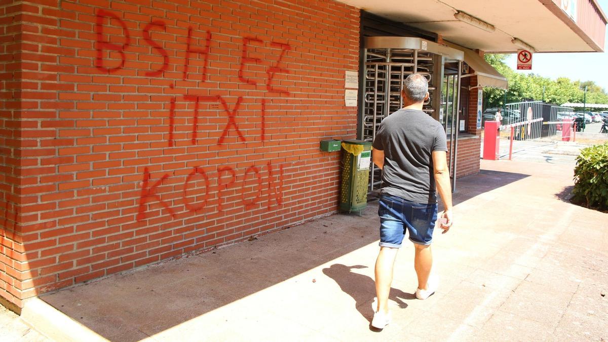 Un trabajador de BSH se dirige a la votación