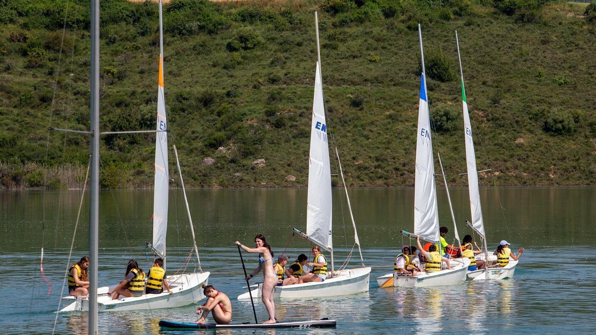 El pantano de Alloz es uno de los referentes para el turismo.