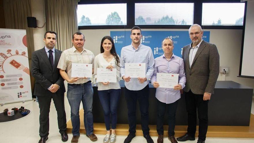 Natalia Armendáriz, Javier Beloso, David Martínez Larrea y David Lumbreras recogen los premios por sus trabajos de fin de estudios sobre tecnología electrónica.