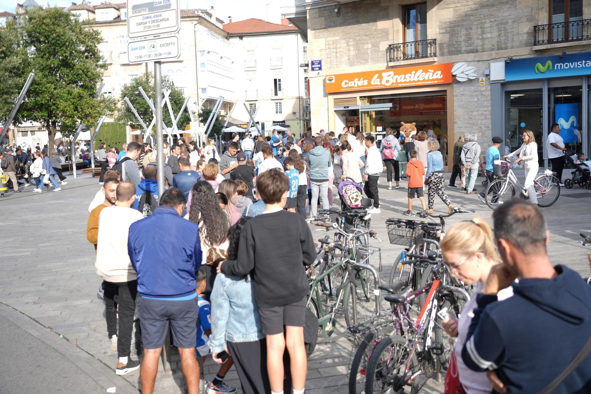 En imágenes: Firma de autógrafos para desbordar Vitoria-Gasteiz de ilusión albiazul