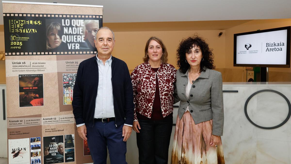 Aitor Ipiña, gerente de Bizitegi; Mónica Fandiño, responsable de Homeless Film Festival y Miren Gabantxo, doctora en publicidad de la EHU