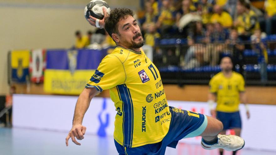 Faena de aliño del Bidasoa en un tradicional partido contra el Cangas