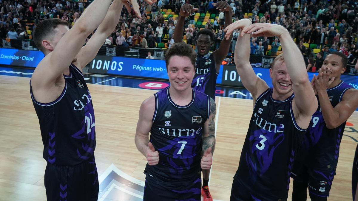 Jaworski, felicitado por sus compañeros tras su partidazo.