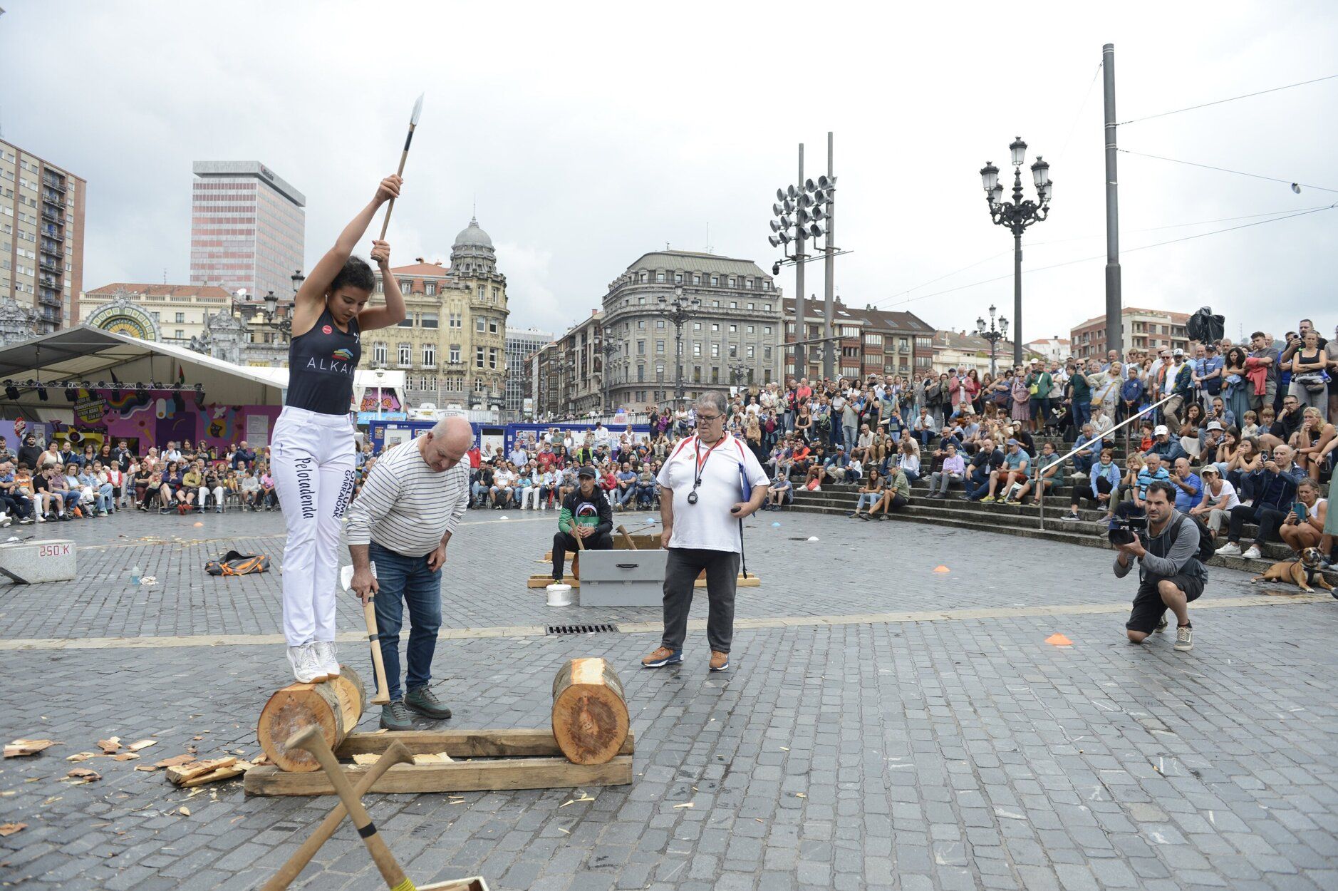 En fotos: herri kirolak en la plaza del Arriaga