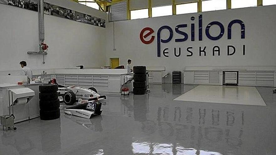 Empleados trabajan en el monoplaza de Epsilon.