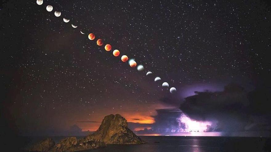 &#039;Supermoon Total Lunar Eclipse and  Lightning Storm&#039;, de  José Antonio Hervás. José Antonio Hervás