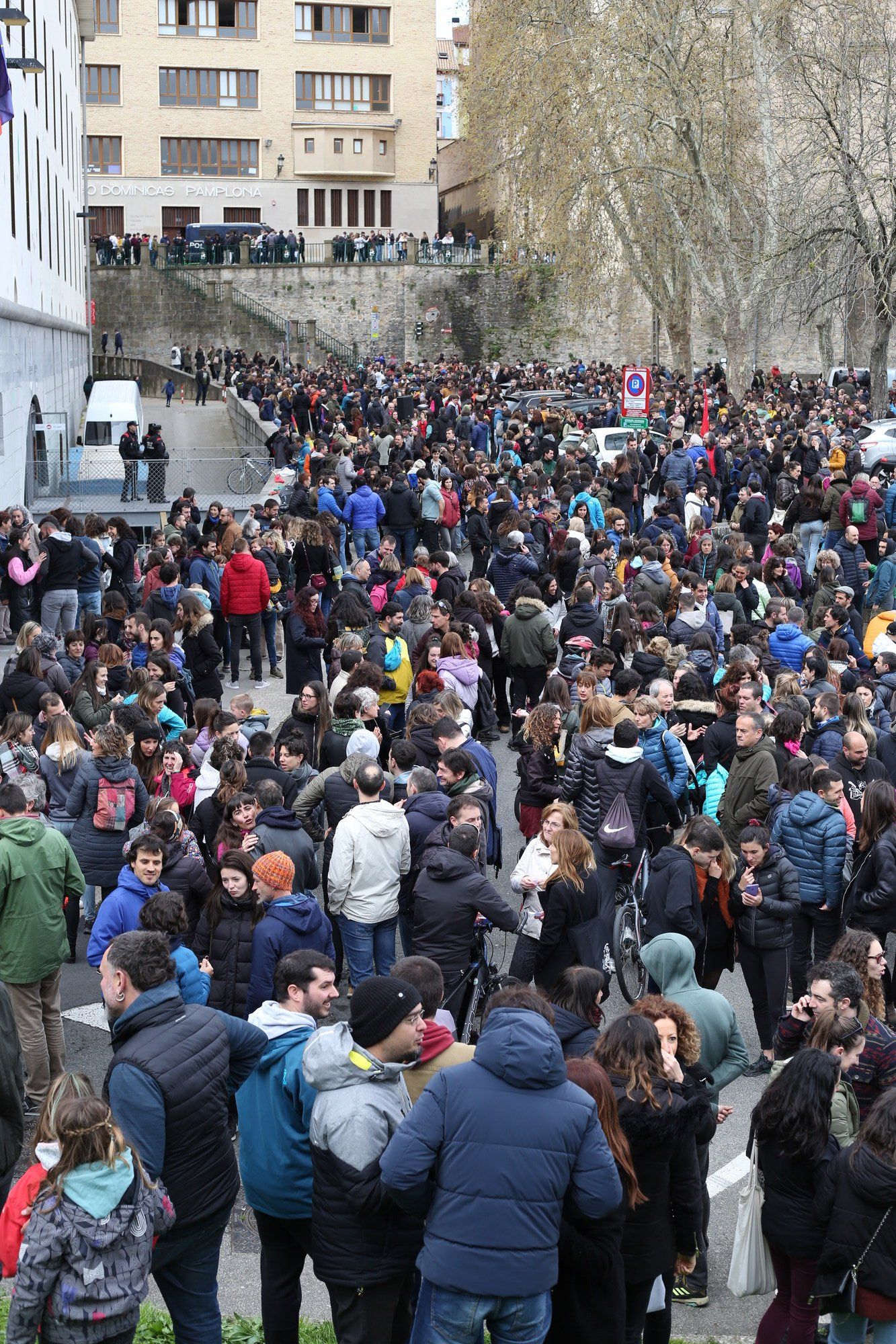Huelga en la enseñanza pública de Navarra: concentración ante Educación