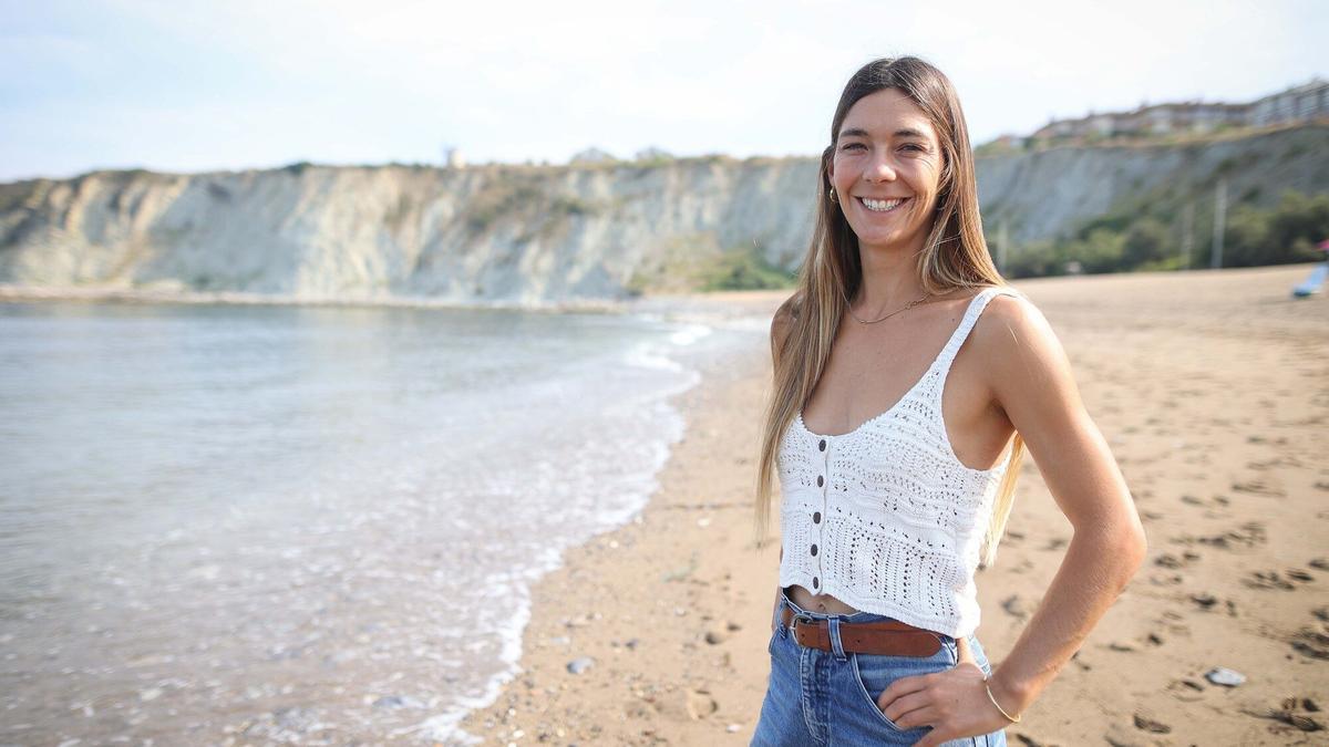 La surfista Garazi Sanchez durante una entrevista