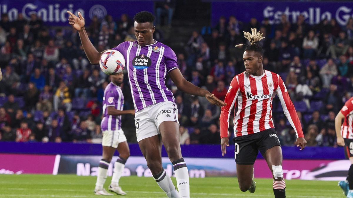 Juma Bath y Nico Williams, durante el partido.