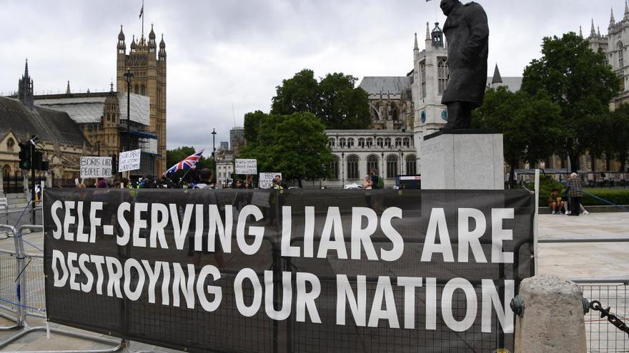 Una pancarta antiBrexit en el exterior del parlamento británico