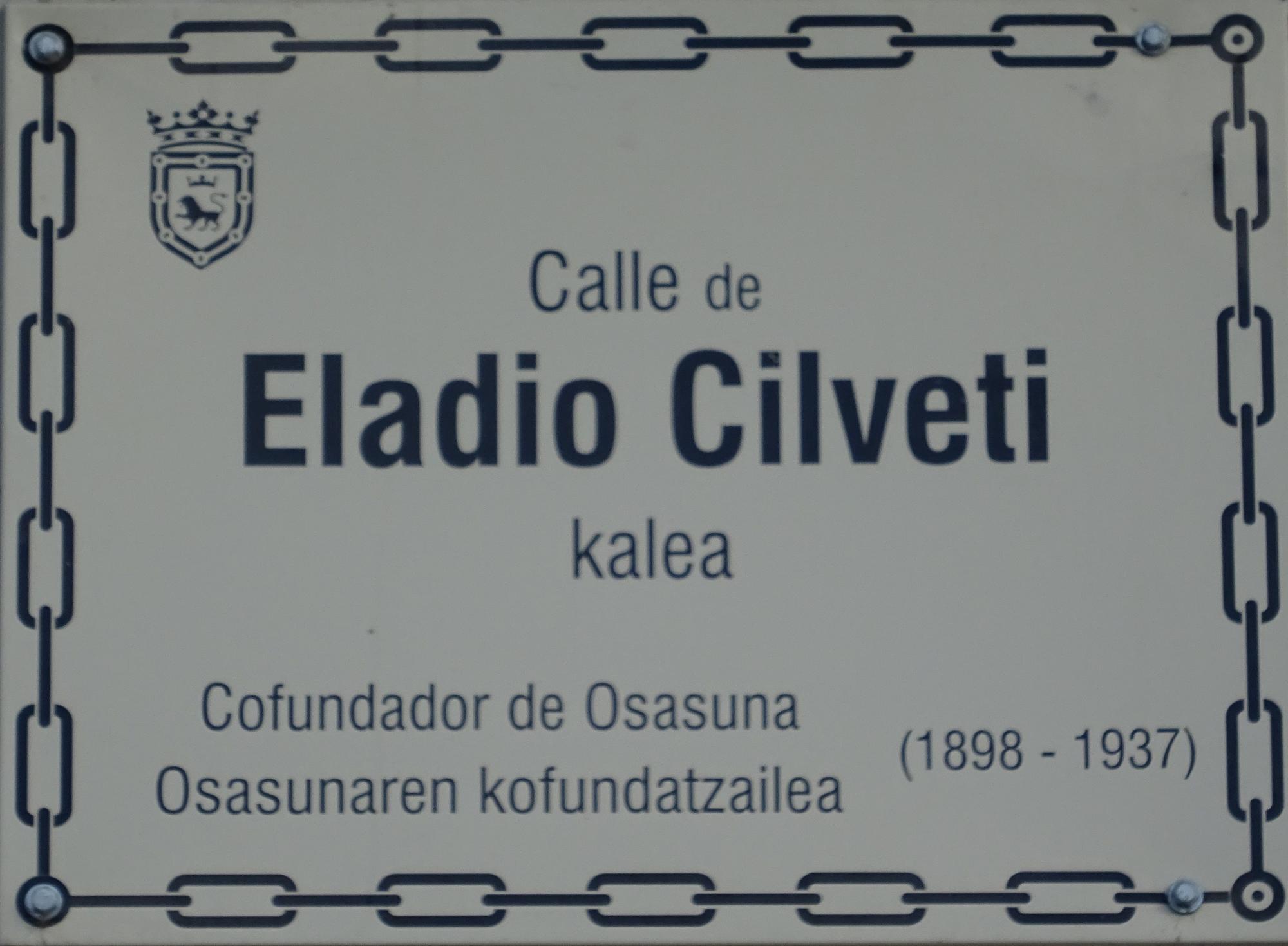 La placa de su calle, en los muros del nuevo Sadar.